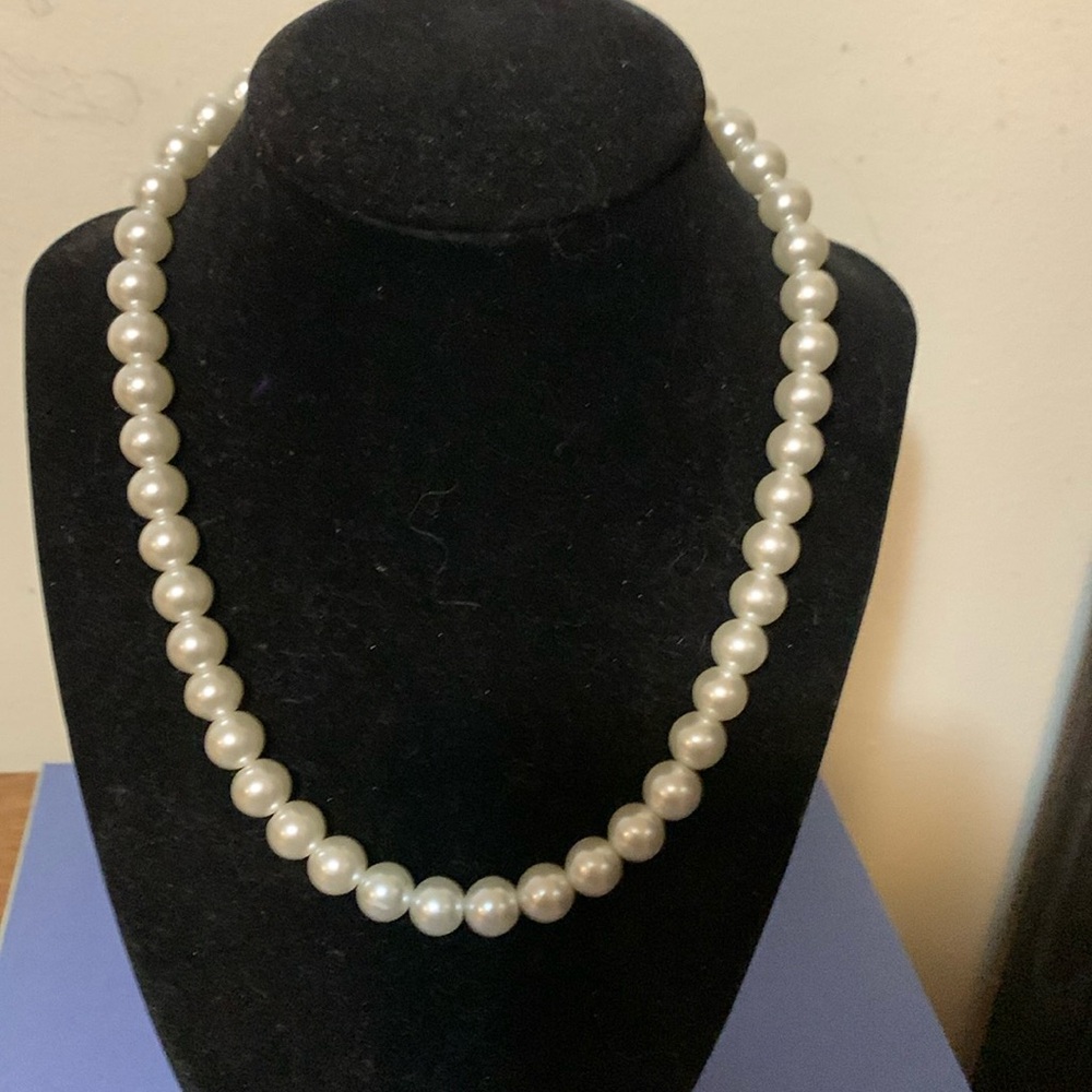 Beautiful faux pearl necklace 18 1/2”